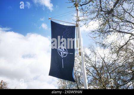 Londres, Royaume-Uni. 07 avril 2024. Un drapeau de l'OTAN sur le centre commercial de Londres le 7 avril 2024 (photo par Adnan Farzat/NurPhoto) crédit : NurPhoto SRL/Alamy Live News Banque D'Images