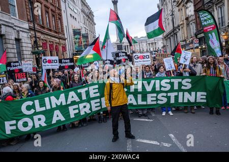 Londres, Royaume-Uni. 3 février 2024. Les activistes climatiques tiennent une banderole, des pancartes et des drapeaux palestiniens pendant la marche de manifestation pour la Palestine. Des milliers de personnes prennent part à la dernière Marche nationale pour la Palestine qui s’est tenue dans le centre de Londres, appelant Israël à mettre en œuvre un cessez-le-feu immédiat à Gaza. (Crédit image : © James Willoughby/SOPA images via ZUMA Press Wire) USAGE ÉDITORIAL SEULEMENT! Non destiné à UN USAGE commercial ! Banque D'Images