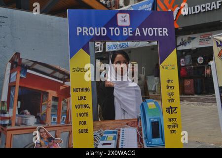 Srinagar, Jammu-et-Cachemire, Inde. 13 avril 2024. Une écolière cachemire pose pour une photo lors d'un événement organisé pour le public par le gouvernement pour sensibiliser le public au vote en préparation des prochaines élections générales à Srinagar, au Cachemire contrôlé par l'Inde. (Crédit image : © Mubashir Hassan/Pacific Press via ZUMA Press Wire) USAGE ÉDITORIAL SEULEMENT! Non destiné à UN USAGE commercial ! Banque D'Images