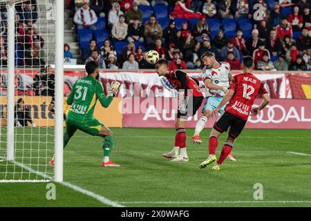 Harrison, États-Unis. 13 avril 2024. Noah Eile (3) des Red Bulls défend lors d'un match de saison régulière de la MLS contre le Chicago Fire FC au Red Bull Arena de Harrison, New Jersey, le 13 avril 2024. La partie s'est terminée par un tirage sans but. (Photo de Lev Radin/Sipa USA) crédit : Sipa USA/Alamy Live News Banque D'Images