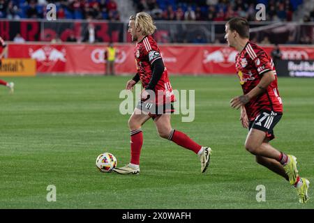 Harrison, États-Unis. 13 avril 2024. Emil Forsberg (10 ans) des Red Bulls contrôle le ballon lors d'un match de saison régulière contre le Chicago Fire FC au Red Bull Arena de Harrison, New Jersey, le 13 avril 2024. La partie s'est terminée par un tirage sans but. (Photo de Lev Radin/Sipa USA) crédit : Sipa USA/Alamy Live News Banque D'Images