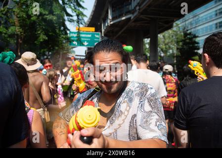 Bangkok, Thaïlande. 13 avril 2024. Les touristes thaïlandais et étrangers célèbrent l'événement Festival Songkran, qui a lieu le 13 avril 2024. Transformation de Silom Road, une voie de circulation très fréquentée à Bangkok. Laissez les gens s'amuser en utilisant l'eau pour se battre dans cette rue. Le festival traditionnel du nouvel an thaïlandais 'Songkran en Thaïlande'' L'UNESCO s'inscrit sur la liste représentative du patrimoine culturel immatériel de l'humanité. (Crédit image : © Teera Noisakran/Pacific Press via ZUMA Press Wire) USAGE ÉDITORIAL SEULEMENT! Non destiné à UN USAGE commercial ! Banque D'Images