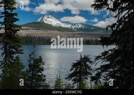 Le mont Washington se dresse au-dessus de Big Lake au sommet des Cascades Banque D'Images