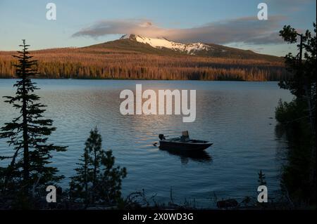 Le mont Washington se dresse au-dessus de Big Lake au sommet des Cascades Banque D'Images