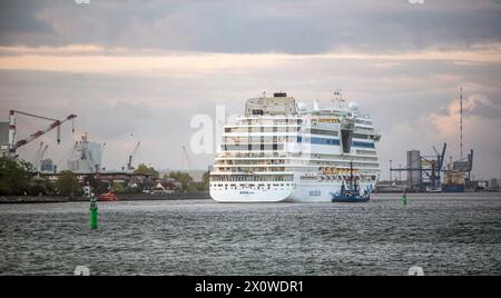 14 avril 2024, Warnemünde : le bateau de croisière AIDAmar passe le dimanche matin le canal maritime de Rostock Warnemünde. Le navire à passagers ouvre la saison des croisières de cette année à Warnemünde. La station balnéaire de la Baltique au nord est le port d'attache d'AIDA Cruises, le leader du marché de l'industrie allemande des croisières basé à Rostock. AIDAmar et AIDAdiva effectueront un total de 69 appels cette année du 14 avril au 4 novembre. Photo : Frank Hormann/dpa Banque D'Images