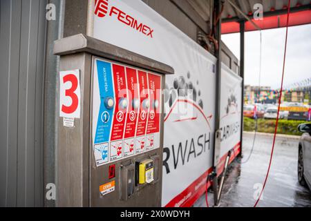 Prague, République tchèque - 5 avril 2024 : automate avec différents modes de lavage dans une station de lavage de voiture en libre service à Prague, Europe Banque D'Images