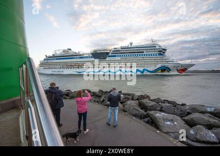 14 avril 2024, Warnemünde : le bateau de croisière AIDAmar passe le dimanche matin le canal maritime de Rostock Warnemünde. Le navire à passagers ouvre la saison des croisières de cette année à Warnemünde. La station balnéaire de la Baltique au nord est le port d'attache d'AIDA Cruises, le leader du marché de l'industrie allemande des croisières basé à Rostock. AIDAmar et AIDAdiva effectueront un total de 69 appels cette année du 14 avril au 4 novembre. Photo : Frank Hormann/dpa Banque D'Images