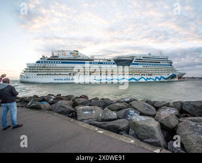 14 avril 2024, Warnemünde : le bateau de croisière AIDAmar passe le dimanche matin le canal maritime de Rostock Warnemünde. Le navire à passagers ouvre la saison des croisières de cette année à Warnemünde. La station balnéaire de la Baltique au nord est le port d'attache d'AIDA Cruises, le leader du marché de l'industrie allemande des croisières basé à Rostock. AIDAmar et AIDAdiva effectueront un total de 69 appels cette année du 14 avril au 4 novembre. Photo : Frank Hormann/dpa Banque D'Images