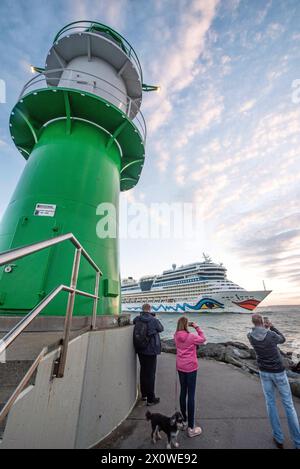 14 avril 2024, Warnemünde : le bateau de croisière AIDAmar passe le dimanche matin le canal maritime de Rostock Warnemünde. Le navire à passagers ouvre la saison des croisières de cette année à Warnemünde. La station balnéaire de la Baltique au nord est le port d'attache d'AIDA Cruises, le leader du marché de l'industrie allemande des croisières basé à Rostock. AIDAmar et AIDAdiva effectueront un total de 69 appels cette année du 14 avril au 4 novembre. Photo : Frank Hormann/dpa Banque D'Images