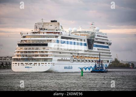 14 avril 2024, Warnemünde : le bateau de croisière AIDAmar passe le dimanche matin le canal maritime de Rostock Warnemünde. Le navire à passagers ouvre la saison des croisières de cette année à Warnemünde. La station balnéaire de la Baltique au nord est le port d'attache d'AIDA Cruises, le leader du marché de l'industrie allemande des croisières basé à Rostock. AIDAmar et AIDAdiva effectueront un total de 69 appels cette année du 14 avril au 4 novembre. Photo : Frank Hormann/dpa Banque D'Images