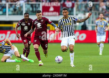 Danilo de Juventus FC et Antonio Sanabria de Torino FC lors du match de Serie A entre Torino FC et Juventus FC le 13 avril 2024 à Olympic Grand Banque D'Images