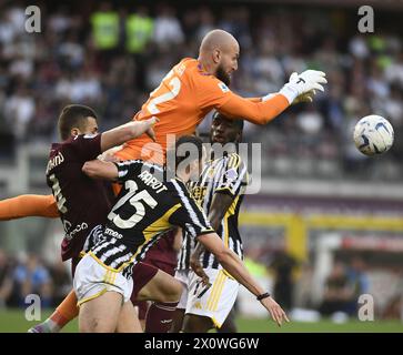 Turin, Italie. 13 avril 2024. Adrien Rabiot (en bas, C) et Samuel Iling-Junior (en bas, R) de la Juventus affrontent Alessandro Buongiorno (en bas, l) de Turin et le gardien Vanja Milinkovic-Savic lors d'un match de Serie A entre Turin et la Juventus à Turin, Italie, le 13 avril 2024. Crédit : Federico Tardito/Xinhua/Alamy Live News Banque D'Images