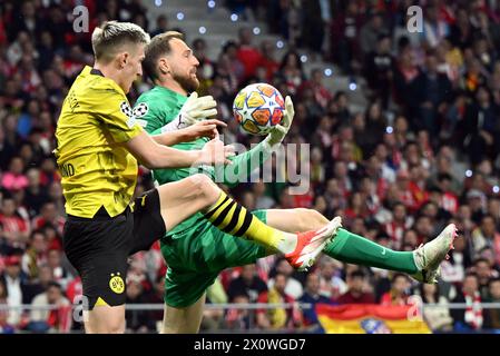 Madrid, Espagne. 10 avril 2024. Football : Ligue des Champions, Atlético Madrid - Borussia Dortmund, éliminatoires, quarts de finale, première manche, Wanda Metropolitano. Le gardien de but de Madrid Jan Oblak (R) et Nico Schlotterbeck de Dortmund se battent pour le ballon. Crédit : Federico Gambarini/dpa/Alamy Live News Banque D'Images