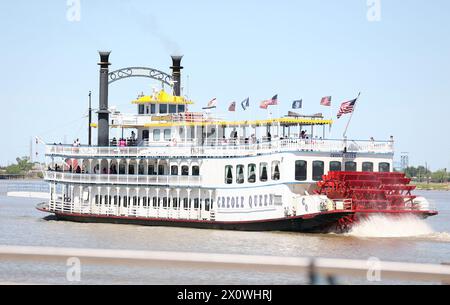 La Nouvelle-Orléans, États-Unis. 13 avril 2024. Le bateau à vapeur Creole Queen descend le fleuve Mississippi lors du festival du quartier français à la Nouvelle-Orléans, en Louisiane, le samedi 13 avril 2024. (Photo de Peter G. Forest/SipaUSA) crédit : Sipa USA/Alamy Live News Banque D'Images