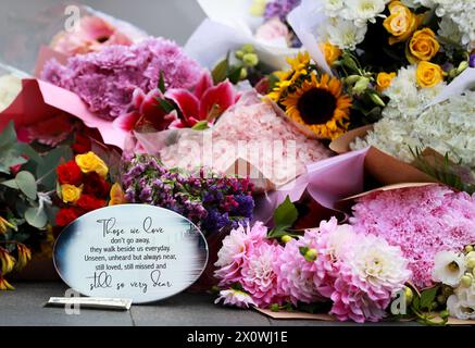 (240414) -- SYDNEY, 14 avril 2024 (Xinhua) -- Une note est vue avec des hommages de fleurs à l'extérieur du Westfield Shopping Centre à Bondi Junction à Sydney, Australie, le 14 avril 2024. Dimanche, la police australienne a identifié l'auteur d'un attentat à l'arme blanche dans un centre commercial de Sydney qui a tué six personnes, affirmant qu'aucun renseignement ne suggérerait que l'attaque était motivée par une idéologie. L'agresseur de l'attaque de samedi après-midi au Westfield Shopping Centre à Bondi Junction était Joel Cauchi, 40 ans, du Queensland, Nouvelle-Galles du Sud (Nouvelle-Galles du Sud), le commissaire adjoint de la police Anthony Cooke, a déclaré aux journalistes. (Xinhua/ma Pi Banque D'Images