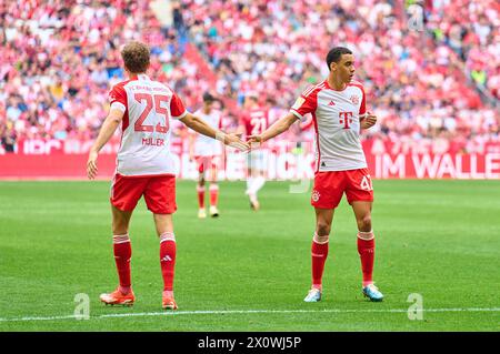 Jamal MUSIALA, FCB 42 Thomas MUELLER, Mueller, FCB 25 dans le match FC BAYERN MUENCHEN - 1.FC Koeln 2-0 le 13 avril 2024 à Munich, Allemagne. Saison 2023/2024, 1.Bundesliga, FCB,, Muenchen, journée 29, 29.Spieltag photographe : ddp images / STAR-images - LA RÉGLEMENTATION DFL INTERDIT TOUTE UTILISATION DE PHOTOGRAPHIES comme SÉQUENCES D'IMAGES et/ou QUASI-VIDÉO - Banque D'Images