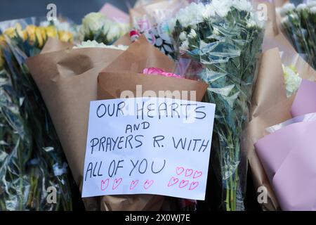 (240414) -- SYDNEY, 14 avril 2024 (Xinhua) -- Une note est vue avec des hommages de fleurs à l'extérieur du Westfield Shopping Centre à Bondi Junction à Sydney, Australie, le 14 avril 2024. Dimanche, la police australienne a identifié l'auteur d'un attentat à l'arme blanche dans un centre commercial de Sydney qui a tué six personnes, affirmant qu'aucun renseignement ne suggérerait que l'attaque était motivée par une idéologie. L'agresseur de l'attaque de samedi après-midi au Westfield Shopping Centre à Bondi Junction était Joel Cauchi, 40 ans, du Queensland, Nouvelle-Galles du Sud (Nouvelle-Galles du Sud), le commissaire adjoint de la police Anthony Cooke, a déclaré aux journalistes. (Xinhua/ma Pi Banque D'Images