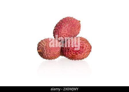 Fruits de litchi sur un fond isolé blanc. Banque D'Images