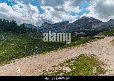 Ucia de Gran Fanes Hut dans Fanes valleyt avec des sommets au-dessus dans les Dolomites Banque D'Images