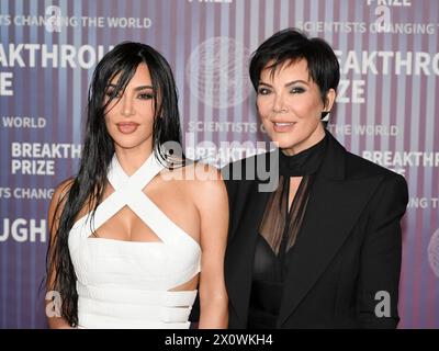 13 avril 2024, Los Angeles, Californie, États-Unis : Kim Kardashian et Kris Jenner assistent au Breakthrough Prize 2024. (Crédit image : © Billy Bennight/ZUMA Press Wire) USAGE ÉDITORIAL SEULEMENT! Non destiné à UN USAGE commercial ! Banque D'Images