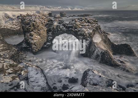 Gatklettur, arc marin naturel. Arnarstapi, Islande Banque D'Images