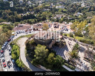 Vue aérienne du magnifique village méditerranéen de Mijas sur la Costa del sol de Malaga, Espagne. Banque D'Images