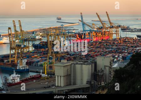 Containerhafen in Abendlicht in Barcelona, Spanien Barcelona Katalonien Spanien *** Container port dans la lumière du soir à Barcelone, Espagne Barcelone Cata Banque D'Images