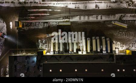 Photographie par drone de l'entrepôt logistique et des camions garés pendant la nuit nuageuse d'hiver Banque D'Images