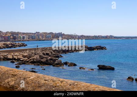 GALLIPOLI, ITALIE, 16 JUILLET 2022 - vue de la jetée et de la ville de Gallipoli, province de Lecce, Pouilles, Italie Banque D'Images