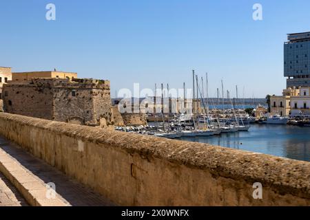 GALLIPOLI, ITALIE, 16 JUILLET 2022 - vue de la ville balnéaire de Gallipoli, province de Lecce, Pouilles, Italie Banque D'Images