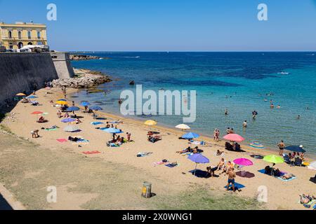 GALLIPOLI, ITALIE, 16 JUILLET 2022 - vue de la plage de Gallipoli, province de Lecce, Pouilles, Italie Banque D'Images