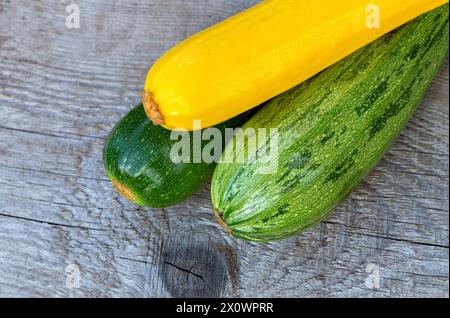 Courgettes. Pile de courgettes fraîches sur un fond en bois. Banque D'Images