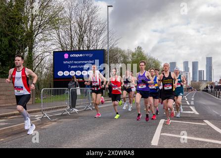 Manchester, Royaume-Uni. 14 avril 2024. Coureurs d'élite coureurs avant marathon 2024. Sur Chester Road juste après la marque de 1,5 kilomètre. Bâtiments de grande hauteur du centre de Manchester. Photo : Garyroberts/worldwidefeatures.com crédit : GaryRobertsphotography/Alamy Live News Banque D'Images