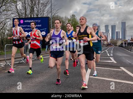 Manchester, Royaume-Uni. 14 avril 2024. Coureurs d'élite coureurs avant marathon 2024. Sur Chester Road juste après la marque de 1,5 kilomètre. Bâtiments de grande hauteur du centre de Manchester. Photo : Garyroberts/worldwidefeatures.com crédit : GaryRobertsphotography/Alamy Live News Banque D'Images