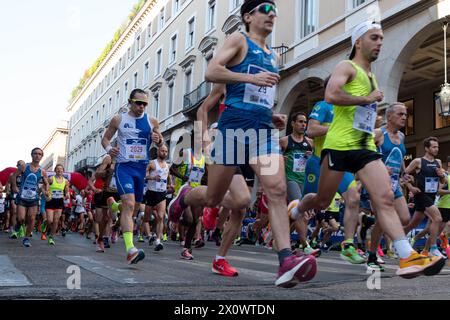 Atletica, alcuni momenti della partenza della 9/a edizione di &#x201c;la Mezza di Torino&#x201d;, &#x201c;la dieci di Torino&#x201d; e della &#x201c;Tuttadritta&#x201d;, presso Torino, Italia - Cronaca - 14 Aprile 2024 - (photo Giacomo Longo/LaPresse) Athlétisme, quelques moments de la 9ème édition de "la Mezza di Torino", "la Dieci di Torino" et "Tuttadritta", Turin, Italie - Actualités - 14 avril 2024 - (photo Giacomo Longo/LaPresse) LaPresse/Alamy Live News Banque D'Images