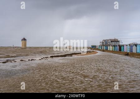 Brightlingsea, Essex, Angleterre, Royaume-Uni - 24 mars 2023 : cabanes de plage sur la plage inondée Banque D'Images