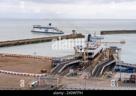 Douvres, Kent, Angleterre, Royaume-Uni - 19 mars 2023 : vue d'un ferry quittant le port de Douvres Banque D'Images