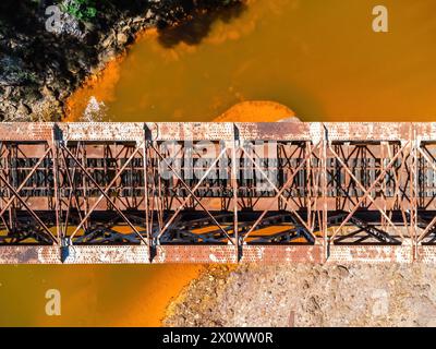 Le pont Salomon traversant la rivière rouge, Rio Tinto, est un pont ferroviaire dans la province de Huelva et faisait à l'origine partie du chemin de fer Riotinto fo Banque D'Images