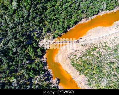 Le pont Salomon traversant la rivière rouge, Rio Tinto, est un pont ferroviaire dans la province de Huelva et faisait à l'origine partie du chemin de fer Riotinto fo Banque D'Images