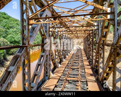 Le pont Salomon traversant la rivière rouge, Rio Tinto, est un pont ferroviaire dans la province de Huelva et faisait à l'origine partie du chemin de fer Riotinto fo Banque D'Images