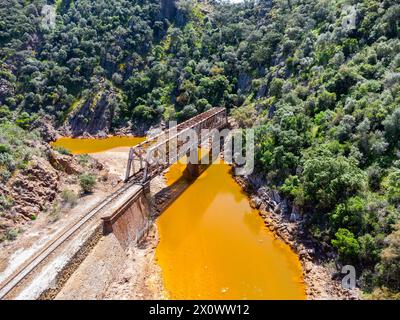 Le pont Salomon traversant la rivière rouge, Rio Tinto, est un pont ferroviaire dans la province de Huelva et faisait à l'origine partie du chemin de fer Riotinto fo Banque D'Images