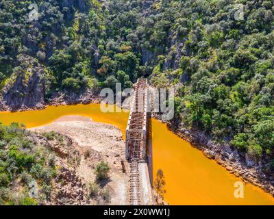 Le pont Salomon traversant la rivière rouge, Rio Tinto, est un pont ferroviaire dans la province de Huelva et faisait à l'origine partie du chemin de fer Riotinto fo Banque D'Images