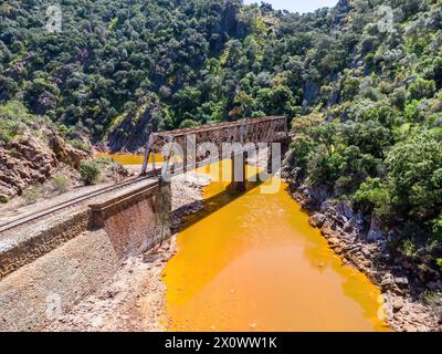 Le pont Salomon traversant la rivière rouge, Rio Tinto, est un pont ferroviaire dans la province de Huelva et faisait à l'origine partie du chemin de fer Riotinto fo Banque D'Images