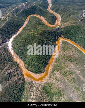 Vue aérienne par drone de Cerro Salomon, colline salomon, avec le méandre de la rivière rouge, Rio Tinto et le pont Salomon, ancien pont ferroviaire utilisé pour le Banque D'Images