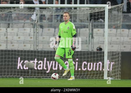 Istanbul, Turquie. 13 avril 2024. Istanbul, Turquie, 13 avril 2024 : Mert Gunok (34 Besiktas) lors du match de football de la Super League turque entre Besiktas et Samsunspor au stade Tupras, Turquie. (EO/SPP) crédit : photo de presse sportive SPP. /Alamy Live News Banque D'Images