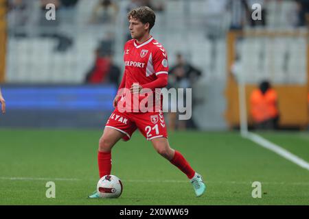 Istanbul, Turquie. 13 avril 2024. Istanbul, Turquie, 13 avril 2024 : Carlo Holse (21 Samsunspor) lors du match de football de la Super League turque entre Besiktas et Samsunspor au stade Tupras, Turquie. (EO/SPP) crédit : photo de presse sportive SPP. /Alamy Live News Banque D'Images