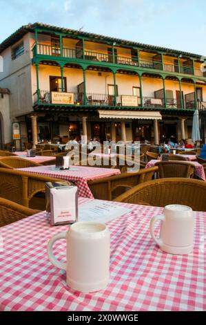 Deux verres de bière sur une terrasse à la Sqaure principale. Chinchon, Province de Madrid, Espagne. Banque D'Images