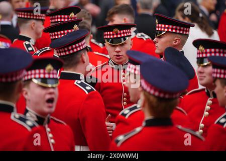 Les membres des Scots Guards se rassemblent avant la parade du dimanche noir, à la chapelle du Guards Museum à Wellington Barracks, Westminster, Londres. Date de la photo : dimanche 14 avril 2024. Banque D'Images