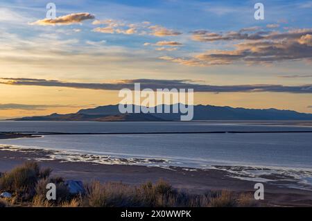 La lumière du soleil couchant frappe l'île de Fremont dans le Grand Lac Salé vu de la région de Buffalo Bay dans le parc d'État d'Antelope Island, Utah, États-Unis. Banque D'Images