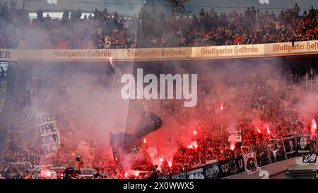 Stuttgart, Ger. 13 avril 2024. Roquettes, pyrotechnie, pots de fumée, Bengalos, dans le bloc ventilateur de Francfort. 13.04.2024, Football, Soccer, Bandesliga, VfB Stuttgart - Eintracht Frankfurt, GER, Stuttgart, MHPArena, Credit : HMB Media/Heiko Becker/Alamy Live News LA RÉGLEMENTATION DFL INTERDIT TOUTE UTILISATION DE PHOTOGRAPHIES COMME SÉQUENCES D'IMAGES ET/OU QUASI-VIDÉO. Crédit : Heiko Becker/Alamy Live News Banque D'Images